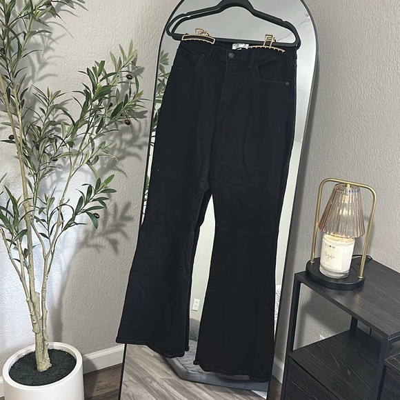 Abercrombie & Fitch Curve Love — The Flare, Ultra High Rise Black Jeans - Picture 2 of 3